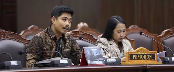 Pemohon pengujian Undang-Undang KUHAP, Jovi Andrea Bachtiar dan kausa hukumnya Sinta Dwi Aprilianti menyampaikan pokok-pokok dalil permohonan pada sidang pendahuluan (Dok: Ist).