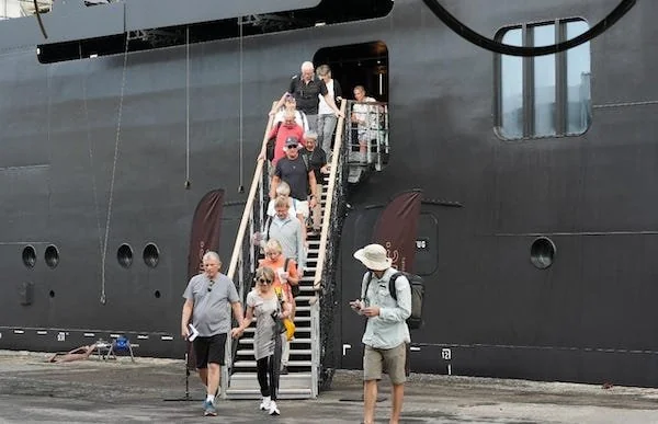 Kapal Pesiar MS Scenic Eclipse II saat membawa ratusan wisatawan di Pelabuhan Makassar (Dok: Ist)
