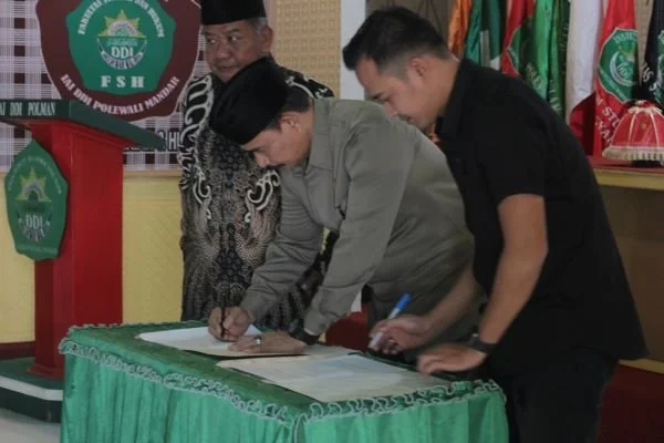 Penandatanganan MoU AJI Kota Mandar dan  Institut Agama Islam (DDI) Polman Fakultas Dakwah dan Komunikasi (Dok : ist).