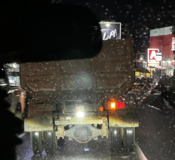 Kendaraan yang menggunakan lampu menganggu pengendara lain (Foto : ist).