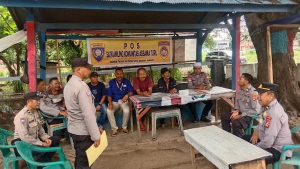 Kaur Binops Satbinmas Ipda Sukardi saat mengunjungi Pos Satkamling Komunitas Petani Rumput Laut di Dusun Maccini Baji, Desa Arungkeke, Kecamatan Arungkeke. (Foto/ist).