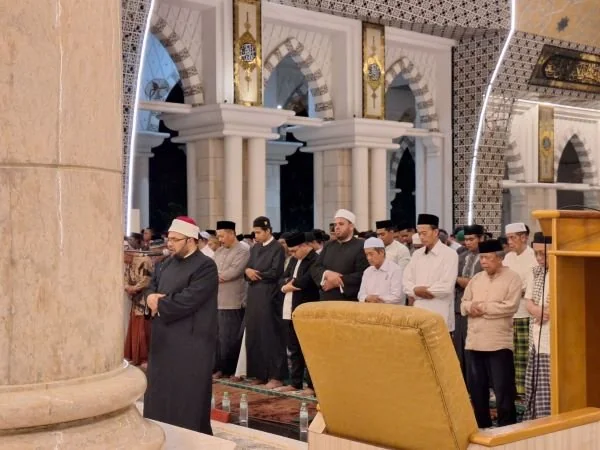 Utusan Al Azhar Kairo saat memimpin tarawih di Masjid Raya Makassar (Dok : Ist).
