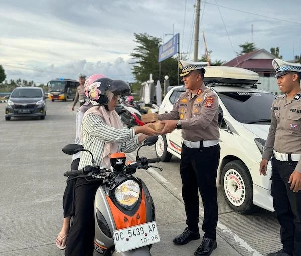 Ditlantas Polda Sulbar saat berbagi takjil dan memberikan imbauan (dok:Ist)