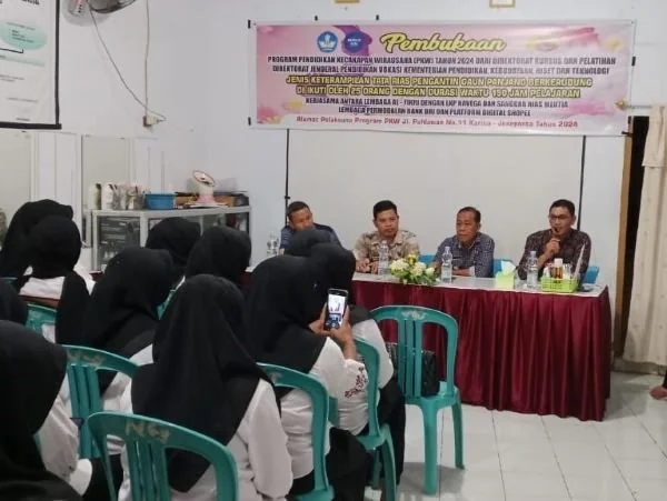 Direktur LKPW Al - Fikri Jeneponto, Said Arman  bersama Kasi Kursus dan Pelatihan Disdikbud Jeneponto, Askari Nompo an Kepala Kelurahan Empoang, Andika Pratama serta Pimpinan LKP Navega Hj. Nurmahmuda saat membuka pelatihan tata rias (Dok : Ist).
