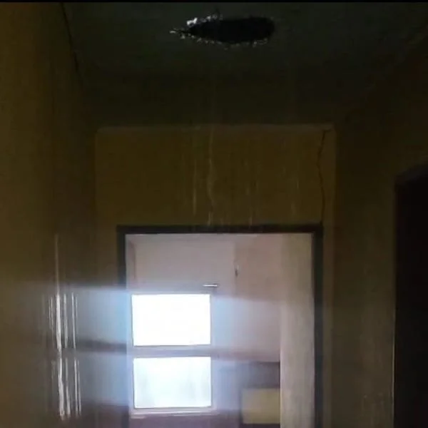 Kondisi atap dan Plafon di dekat Kantor Wakil Bupati Jeneponto saat hujan deras terjadi tadi pagi. (Tangkapan layar)