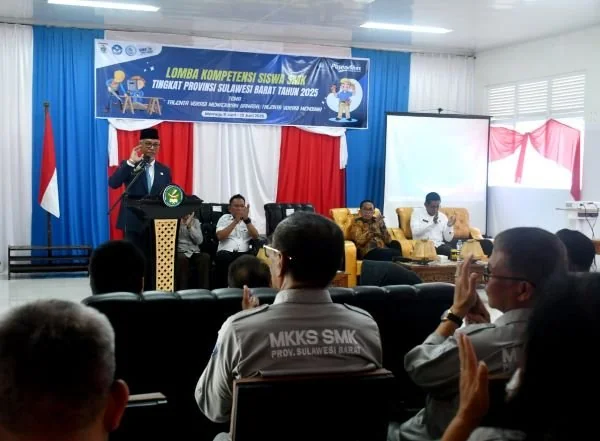 Pelaksana Harian Sekprov Sulbar, Herdin Ismail membuka secara resmi Lomba Kompetensi Siswa SMK (Dok : Ist).
