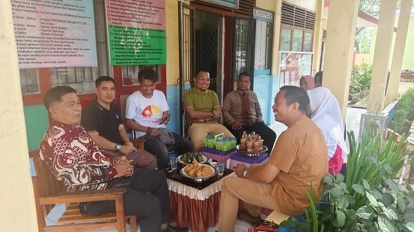 Orang Tua Arya, Mustaufiq bersama Koordinator Wilayah Kecamatan Binamu, Ketua Komite Sekolah dan Kepala Sekolah beserta Oknum Guru Honorer berinisial N saat melakukan mediasi di SD Negeri 02 Balang. (Ullah).