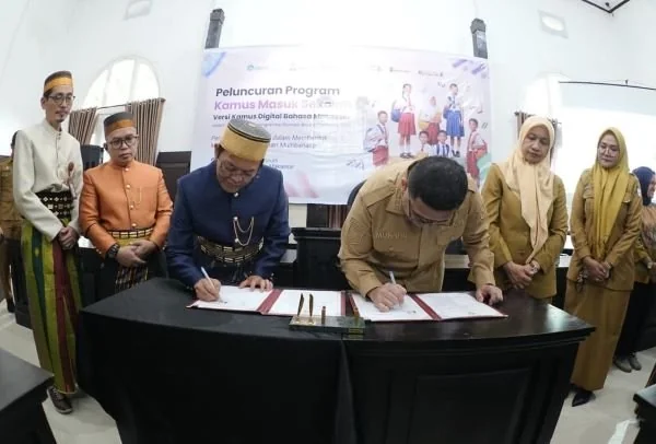 Penandatanganan nota kesepakatan pada kegiatan peluncuran kamus masuk sekolah (KMS) versi kamus digital Bahasa Makassar, (Dok: Ist).