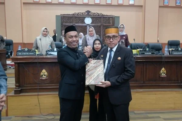 Penyerahan Ranperda  Bupati Jeneponto, H. Paris Yasir, dan diterima oleh Ketua DPRD selaku pimpinan sidang di Ruang Paripurna DPRD (Dok : Ist).