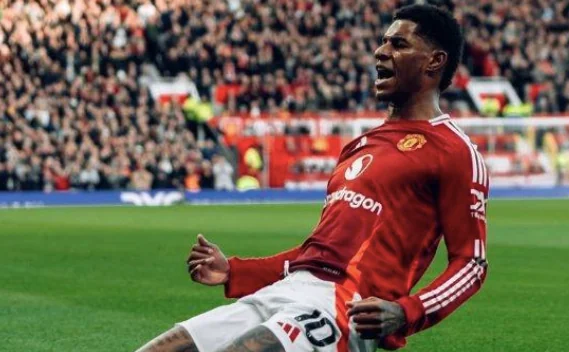 Striker Manchester United Marcus Rashford merayakan gol ke gawang Everton pada pertandingan pekan ke-13 Liga Inggris 2024/25.