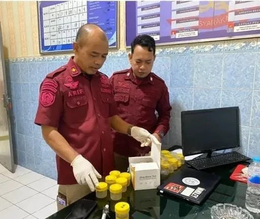 Petugas perawat Rutan Bantaeng saat melakukan test urine terhadap petugas dan warga binaan. (ist).
