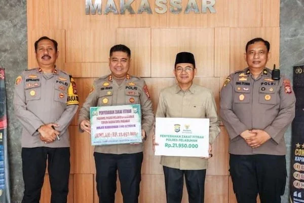 Kepolisian Resor Pelabuhan Makassar menyerahkan Zakat Fitrah kepada Badan Amil Zakat Nasional (Baznas) Makassar, Selasa (3/4). Foto IST