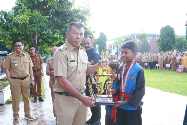 Penerimaan piala kembali diserahterimakan oleh Bupati Bulukumba Andi Muchtar Ali Yusuf kepada para atlit (Dok : Ist).