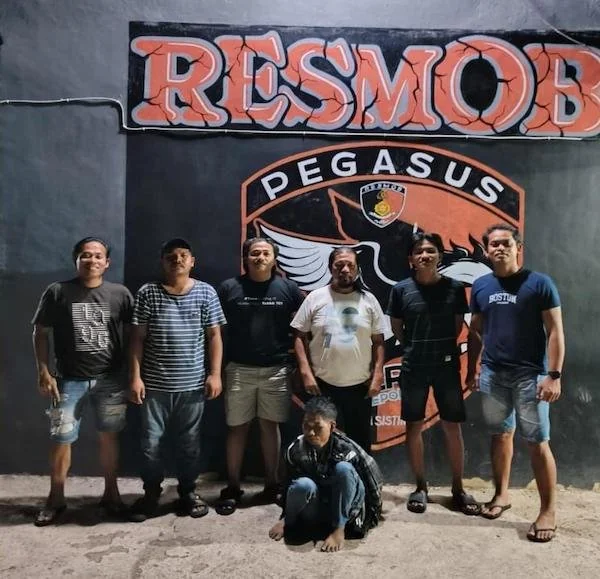 Dantim Resmob Pegasus Polres Jeneponto Aiptu Abd. Rasyad bersama timnya saat mengamankan Ridu (37), terduga pelaku pencurian sepeda motor. (Ist).
