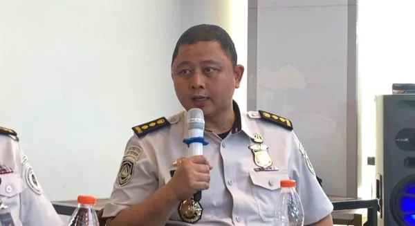 Kepala Bidang Dokumen Perjalanan dan Izin Tinggal Keimigrasian Kantor Imigrasi Kelas I Khusus TPI Makassar, Oky Derajat Rizki Mubarok (dok. Syamsi/KabarMakassar)