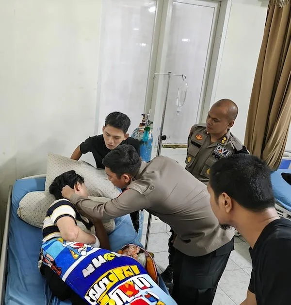 Perwakilan Polda Sulbar saat menjenguk korban di rumah sakit (dok:Ist)