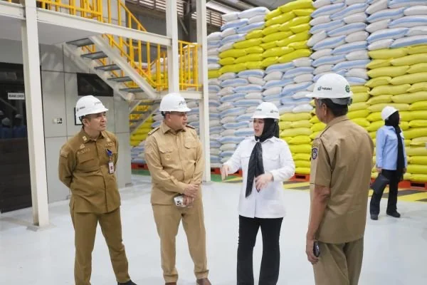 Wali Kota Makassar Munafik Arifudin saat Mendampingi Kunjungan kerja Komisi IV DPR RI di Kompleks Pergudangan Panaikang, Perum Bulog Makassar, (Dok: Ist).
