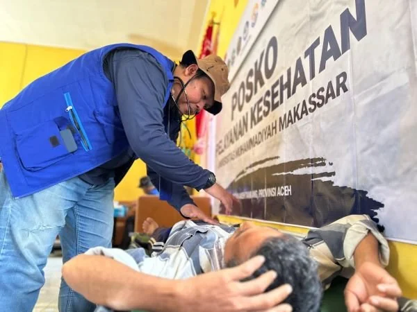 Tim EMT-MDMC Unismuh Makassar beri layanan pemeriksaan kesehatan, penyuluhan kebersihan dan membagikan paket perlengkapan kebersihan (Dok: Ist)