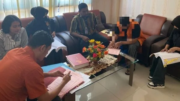 Pelaku dan barang bukti saat diserahkan kepada JPU, (Dok : ist).