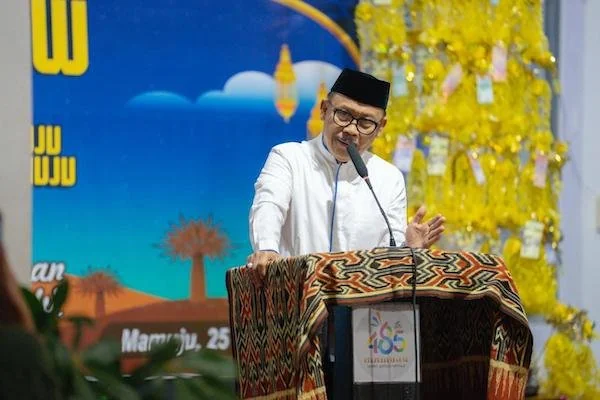 Gubernur Sulbar Suhardi Duka saat melakukan sambutan di kegiatan Maulid Nabi Muhammad Saw di rumah jabatan Bupati Mamuju (dok:ist)