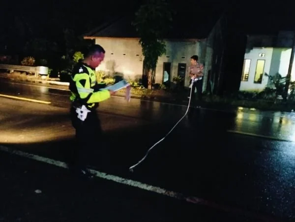 Petugas Satlantas Polres Bulukumba melalukan olah TKP (Foto : Satlantas).