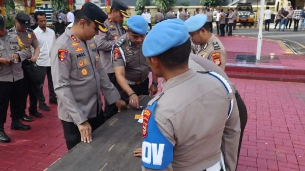 Kapolres Bantaeng, AKBP Nur Prasetyantoro Wira Utomo, melakukan pemeriksaan mendadak terhadap senjata api (Senpi) organik yang dipegang oleh personel Polres Bantaeng maupun Polsek jajaran. (Dok: Ist)