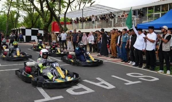 Event balap Go-Kart yang dihadiri Pj Gubernur Sulsel, Bahtiar Baharuddin (memegang bendera), Senin (25/3).
