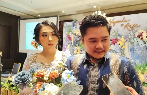 Penyanyi jebolan Rising Star Indonesia Dangdut asal Makassar Nayunda Nabilah Nizrinah bersama sang kekasih usai acara Mappatuada (Dok : Hanifah KabarMakassar)