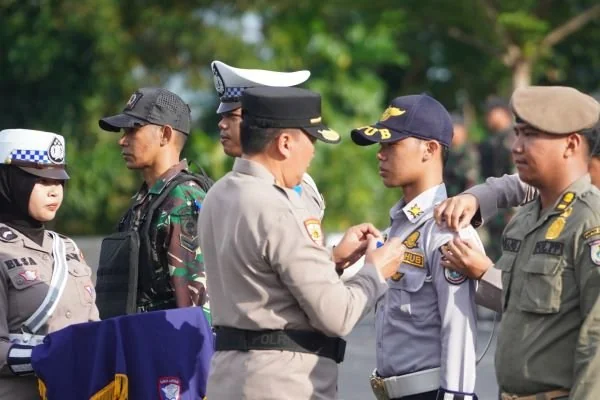Pemasangan pita kepada perwakilan TNI, Polri, Dishub dan Satpol PP sebagai tanda komitmen bersama (Dok : ist).