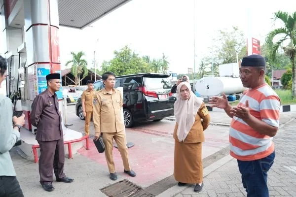 Bupati Sinjai, Hj. Ratnawati Arif, melakukan inspeksi mendadak (sidak) di SPBU. (Dok: Ist)