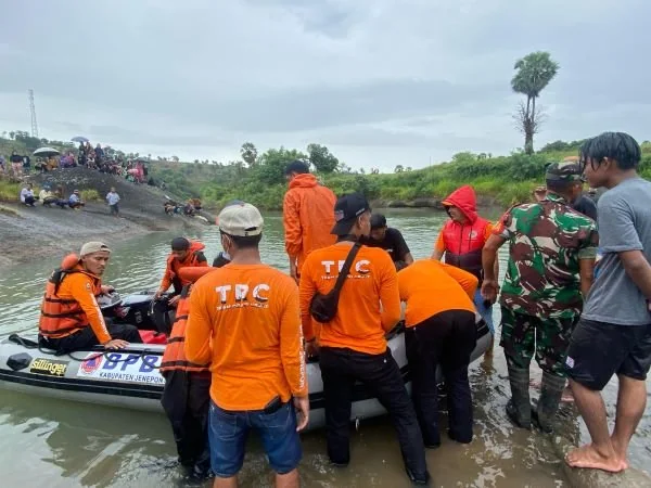Tim BPBD Jeneponto saat melakukan pencarian korban bernama Ilham yang tenggelam disungai Kassi Loe, Jombe (Dok : Ist).