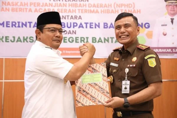 Penyerahan Naskah Perjanjian Hibah Daerah (NPHD) dan Berita Acara Serah Terima Hibah Tanah antara Pemerintah Kabupaten Bantaeng dan Kejaksaan Negeri Bantaeng (Dok : Ist).