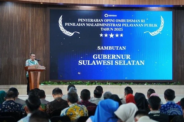 Plt Kadis Kominfo-SP Sulsel  Muhammad Salim Basmin saat menerima Opini Penilaian Maladministrasi Pelayanan Publik dari Ombudsman (dok. Ist)