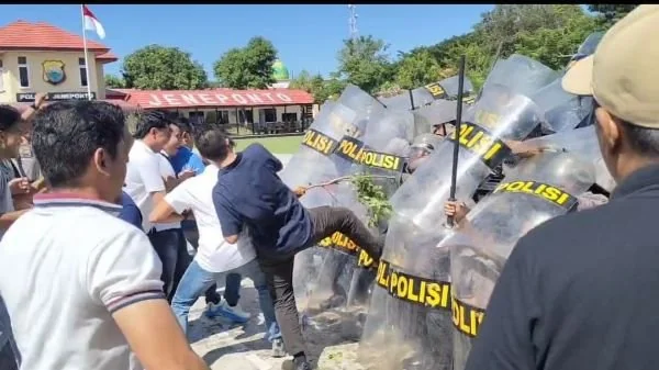 Puluhan Polisi berpakaian lengkap dan preman saat mengikuti simulasi pengendalian massa (Dalmas) di halaman kantor Mapolres Jeneponto, Sulawesi Selatan (Dok : Ist).