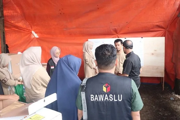 Suasana pengawasan Bawaslu Sulsel dan daerah saat proses pencoblosan ulang. (Dok Humas Bawaslu Sulsel)