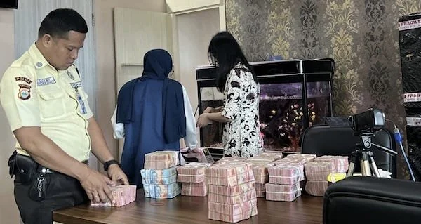 Direktur PT AAN mengembalikan Rp4,3 Miliar ke Kejati Sulsel terkait kasus dugaan korupi bibit nanas (dok. Ist)