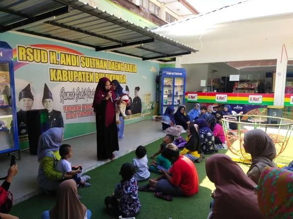 Suasana kegiatan mendongeng di RSUD H. Andi Sulthan Daeng Radja Bulukumba (Dok : Ist).