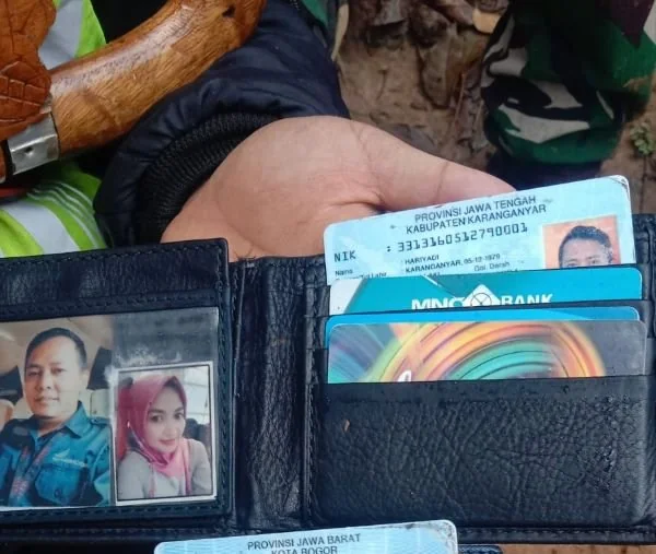 Barang pribadi milik korban Barang Milik Korban Pesawat ATR 42-500 Ditemukan di Lereng Bulusaraung. (Dok: Ist)