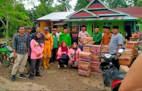 Dewan Pimpinan Cabang Partai Persatuan Pembangunan (DPC PPP Luwu) salurkan bantuan sembako Penyaluran bantuan sembako diserahkan langsung oleh ketua DPC PPP Luwu Rusli Sunali, Sabtu (4/5).
