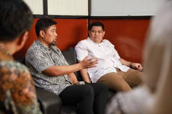 Pjs Wali Kota Makassar, Andi Arwin Azis saat melakukan kunjungan ke KPU Makassar (Dok : Ist).