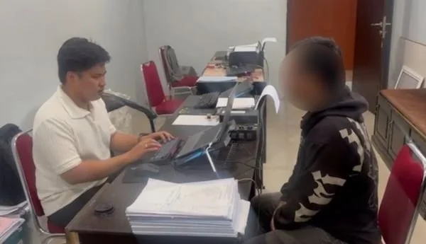 Satreskrim Polres Maros saat memeriksa seorang pria berinisial YB (Dok: Ist).