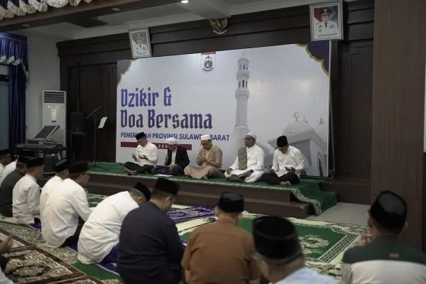 Gubernur Sulbar Suhardi Duka saat menggelar Dzikir dan doa bersama di Rumah jabatan Gubernur Sulbar. (Dok: Ist)