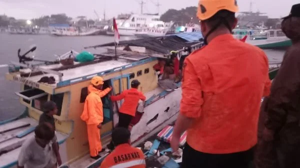 Suasana Evakuasi di Lokasi Ledakan Mesin Kapal di Pelabuhan Paotere, (Dok: Ist).