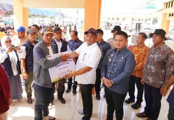 Bupati Luwu Patahudding menyerahkan bantuan pupuk subsidi bidang perikanan pada kegiatan Tudang Sipulung Tingkat Kabupaten Luwu. (Dok: Ist)