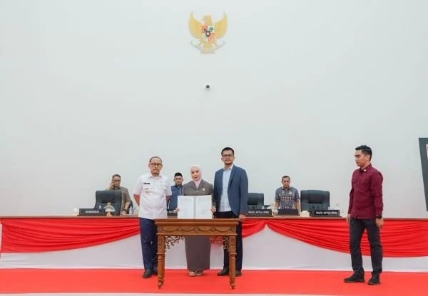 Gubernur Sulbar saat menyerahkan LKPJ tahun 2025 kepada pimpinan DPRD Sulbar. (Dok: Ist)