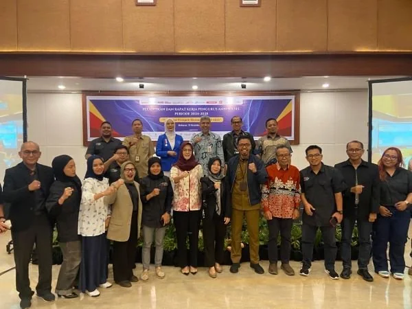 Pelantikan pengurus AMSI Sulsel disertai dengan Talkshow Prospek Ekonomi Sulsel 2025 di Hotel Claro Makassar  (Dok: Nofi KabarMakassar).