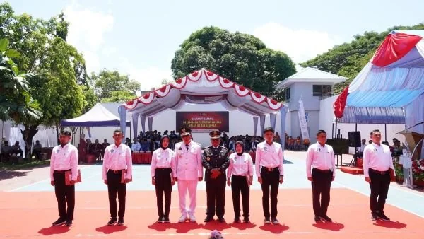 Kepala Lapas Kelas IIa Bulukumba Mut Zaini usai memberi remisi kemerdekaan kepada napi (Dok : Fitri KabarMakassar).