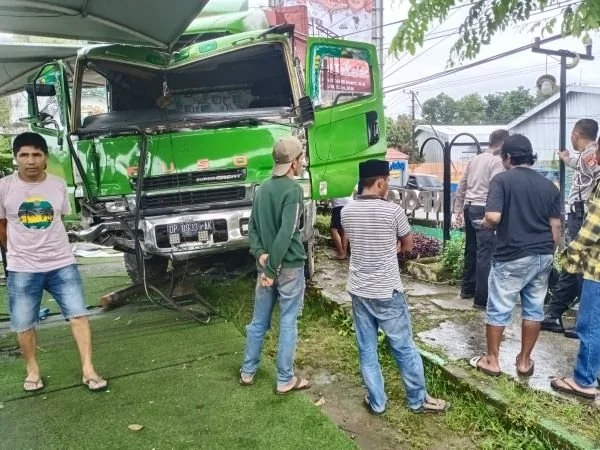 Kondisi truk fuso usai hantam Taman Wisata di Takalar (Dok : Ist).