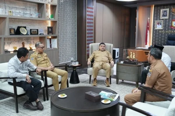 Sekretaris Panitia Seleksi yang juga Kepala Bagian Kesejahteraan Rakyat Pemkot Makassar, Mohammad Syarief saat Menyerahkan Nama-nama Peserta ke Wali Kota Makassar Munafri Arifuddin (Dok: Ist).