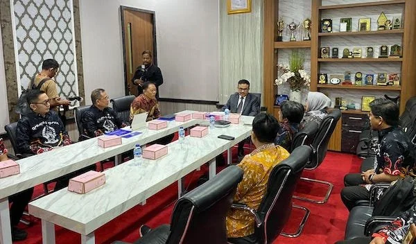Sekprov Sulsel, Jufri Rahman dan Plh Kepala Dinas PTSP Sulsel, Muhammad Arafah di Kantor Gubernur Sulsel (Dok: Ist)